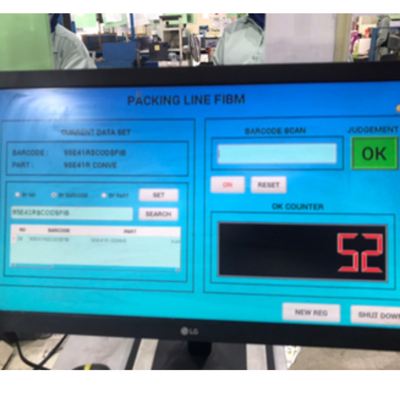 Instalasi unit outdoor sistem HVAC komersial untuk bangunan komersial